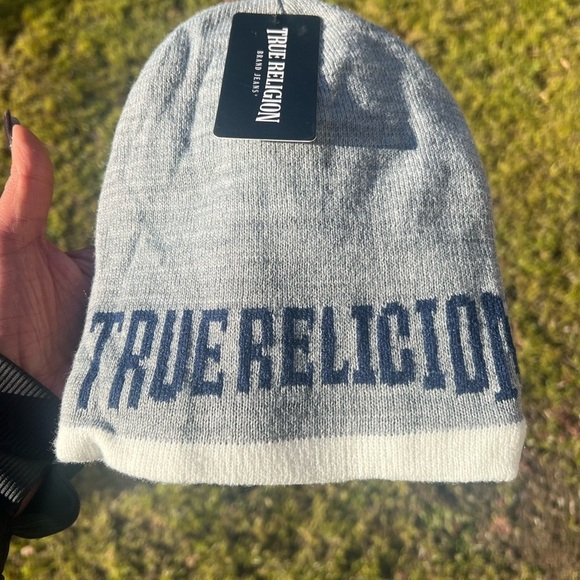 TRUE RELIGION gray and white beanie and gloves set , NWT - Picture 4 of 8